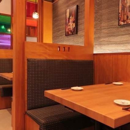 [Table seats: 2-60 people] Enjoy a drinking party in spacious seating for small or large groups! Table seats are available for 2 people or more.The tables are movable and can be joined together to accommodate up to 60 people.You can use it with peace of mind even for large groups, such as for quick drinks, launch parties, and company banquets.