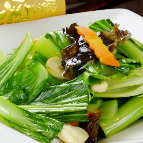 Stir-fried seasonal green vegetables