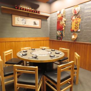 【完全個室】円卓テーブルは最大8名様ご利用可能です◎接待や記念日などの特別な日や、プライベートな打ち上げ・同窓会など・・様々なシーンに♪食べ飲み放題コースは、2時間・3時間・女子会限定・早遅割・など豊富にプランをご用意しております♪
