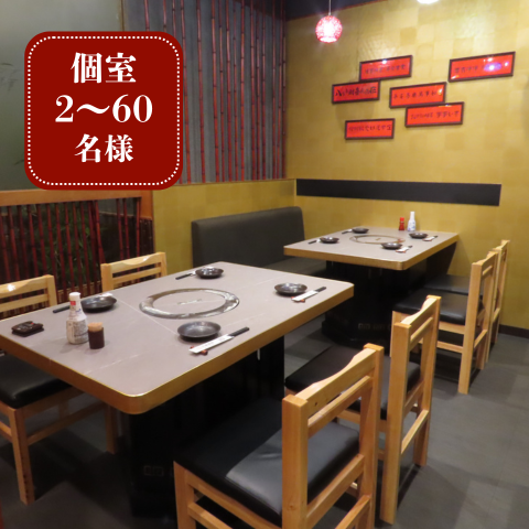 個室以外にも、ちょい飲みや会社宴会に最適なテーブル席をご用意しております。2名様からお過ごしいただけるテーブル席をご用意。テーブル席は可動式の為すべて繋ぎ合わせることで、最大60名様まで対応が可能です。サク飲みや打ち上げ、会社宴会などの大人数でも安心してご利用いただけます。