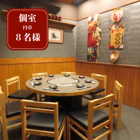 当店では、少人数から最大10名様までお過ごしいただける完全個室を完備しております。飲み会や女子会、大切な方の接待、県外からのお客様のおもてなしに最適で、周囲を気にせず大切なひとときをお過ごしいただけます。プライベート空間でリラックスして会話や料理をご堪能ください。