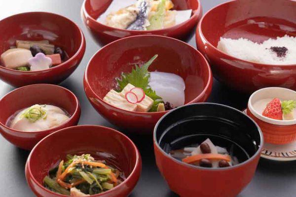 Enjoy vegetarian and Kyoto cuisine that incorporates the flavors and colors of the season into each dish to your heart's content.