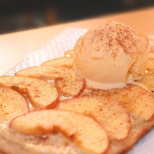 アップルパイ風ピザ～バニラアイス添え～