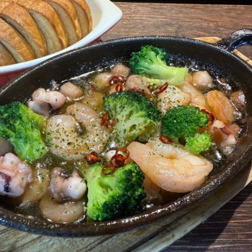 海鮮ミックスアヒージョ