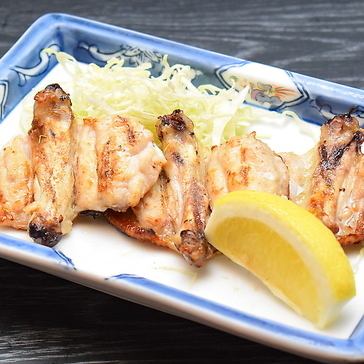 創業当時から変わらぬ人気の手羽先をはじめ、焼き鳥も大人気！