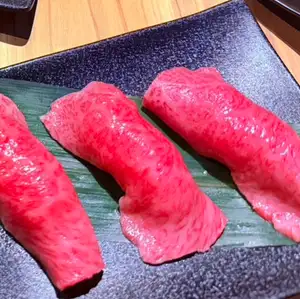 【牛】肉寿司 三貫