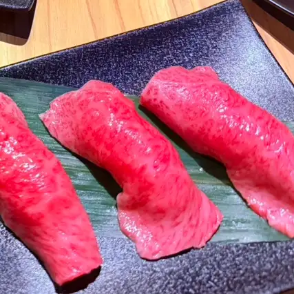 【牛】肉寿司 三貫
