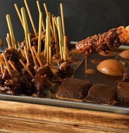 名物味噌串カツと熱々の味噌おでんが人気の居酒屋。ビールと相性抜群、お仕事帰りに。