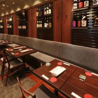 広々とした店内でお食事頂けます。カウンター席も多数ご用意しております。