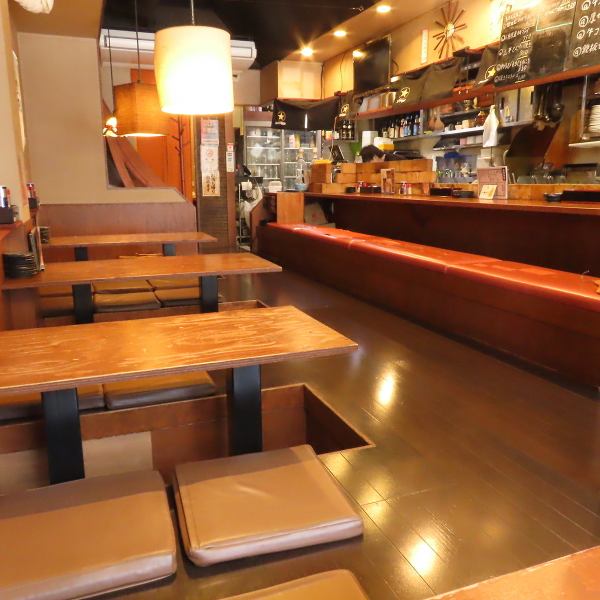 店内は、どこか落ち着く大人の隠れ家。会社の同僚やご友人との集まりにもぴったりな空間です！ 特に奥の座敷スペースは、足を楽にして寛げる嬉しい設え◎ 周囲を気にすることなく、一体感のある賑やかなひとときを過ごせますよ♪ ジュージューと焼き上がる音と香りに包まれながら、会話も弾む楽しい夜を！ 