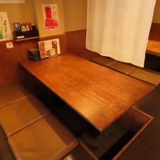 店内は、足を下ろしてゆったりと寛げる座敷が中心の、落ち着いた和の空間です。い草の感触も心地よく、まるで自分の部屋にいるかのようにリラックスできます◎ ご家族や親しい方々とのお食事に最適な掘りごたつ席もご用意しております！ 大切な方との素敵なひとときを、ぜひ当店で♪