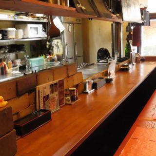 お1人様でも気軽にご利用いただけるカウンター席もご用意しております。カウンター席では、スタッフとの会話を楽しみながらお食事をお楽しみいただけます。2名様でのご利用も可能で、親しい方との特別なひと時を過ごすのに最適です。デートはもちろん、会社帰りの同僚とのサク飲みやご友人との飲み会などにご利用ください！