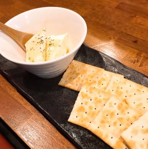 自家製クリームチーズ(メープルシロップがけ、クラッカー付き)