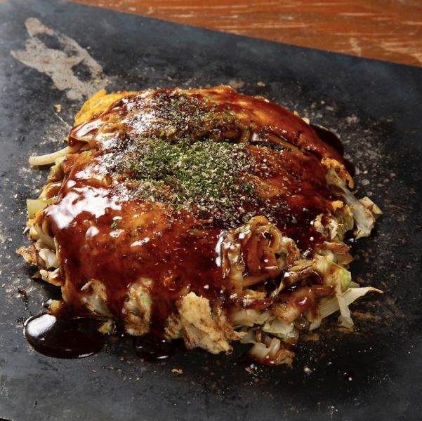 当店の看板メニュー！極細麺を使用しパリッと焼き上げた、こだわりの広島お好み焼き！食欲そそります♪