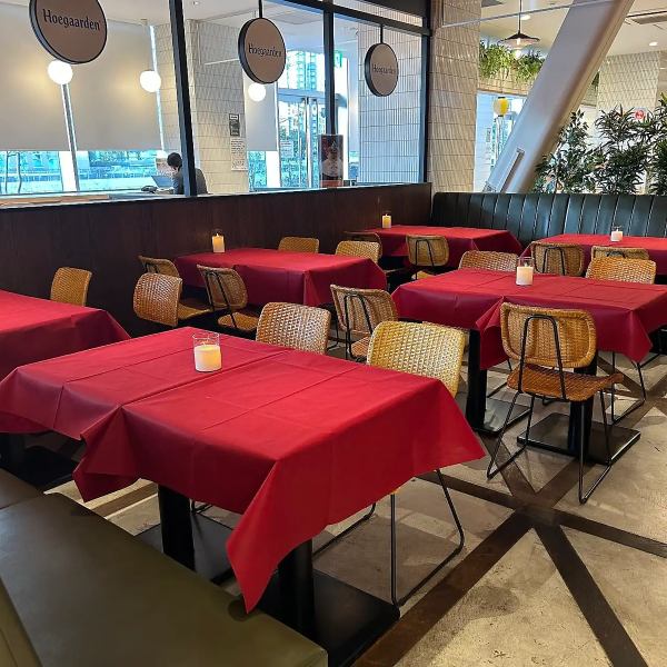 「予算を抑えたい」「自由にカスタマイズしたい」というお客様のニーズにお応えできるのが当店の大きな魅力です。フレキシブルなプランをご用意し、思い描く理想のイベントをサポートします。みなとみらいの美しい景色を楽しめるテラス席もご利用いただけるので、特別なひとときをより一層引き立てます。