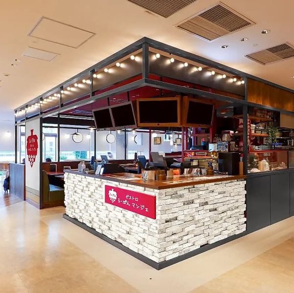 当店は、横浜市役所内の商業施設「ラクシス フロント」に位置しています。便利なアクセスと落ち着いた雰囲気の中で、ショッピングや食事を楽しむことができます。市庁舎を訪れる際や周辺での活動の合間に、ぜひお気軽にお立ち寄りください。