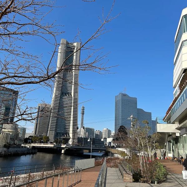 アクセスが非常に便利です！みなとみらい線の馬車道駅から徒歩わずか2分の距離にあり、観光やビジネスに最適な場所となっています。周辺には魅力的なショップやレストランも多数あり、便利な環境で楽しいひとときをお過ごしいただけます。ぜひお気軽にお越しください！