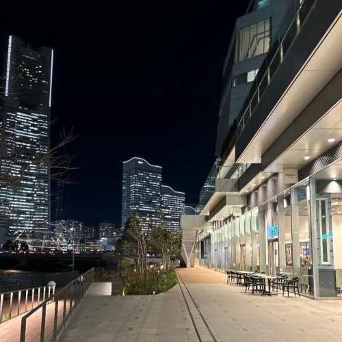 这是一个可以欣赏港未来 (Minato Mirai) 壮丽景色的特别地方。