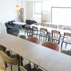 最大16名（～20名は要相談）でご利用いただける店内になります。会社宴会や女子会、結婚式の二次会等様々なシーンでご活用いただけます。是非ご相談ください！