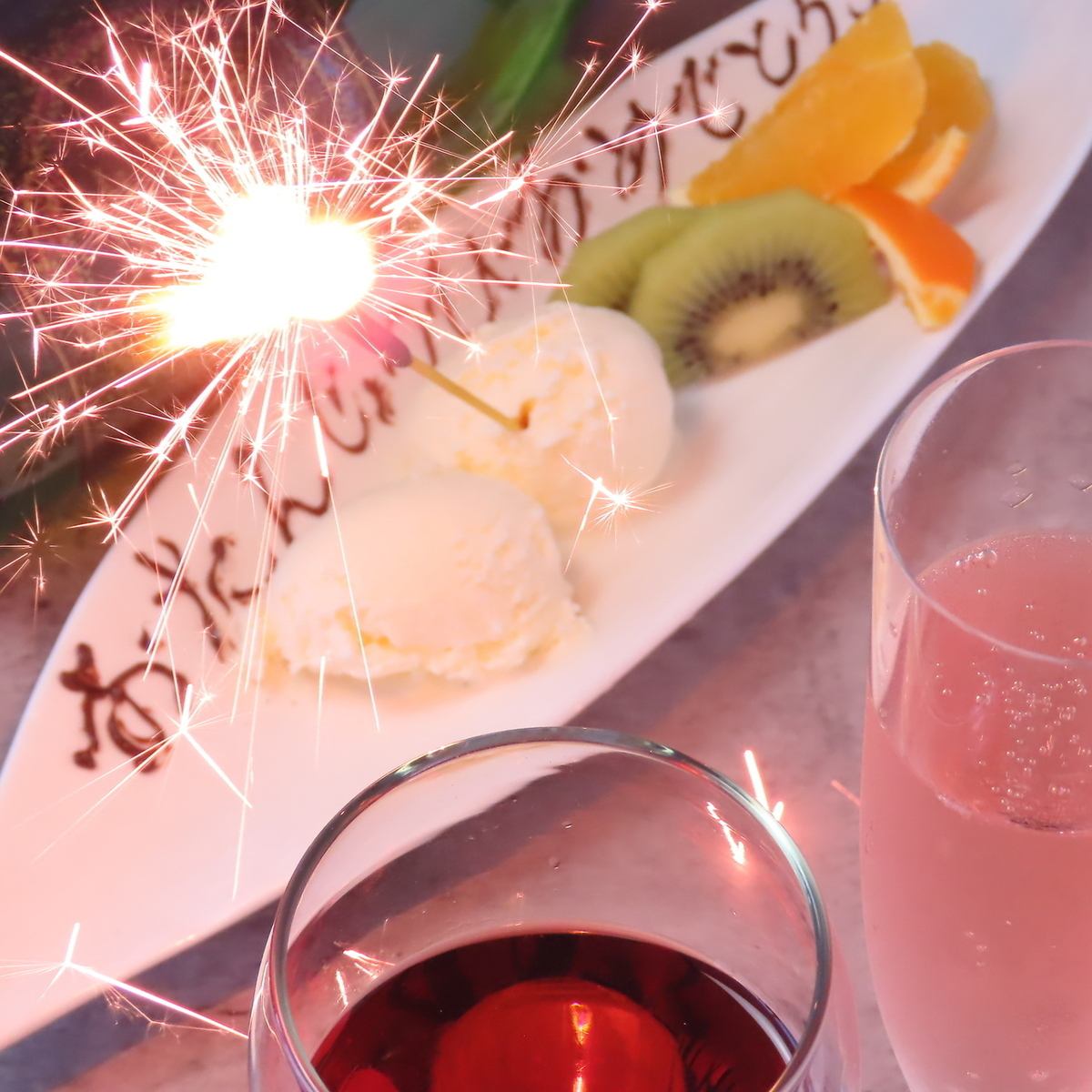 デザートプレートの準備も可能♪スクリーン・プロジェクター完備