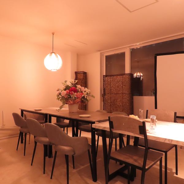 当店は事前予約制になります。最大28名程度までご利用いただけます。落ち着いた店内でゆったりとお過ごしください。スクリーン・プロジェクターのご用意もございます。プライベートパーティーや女子会等で店内の装飾を頂くことも可能です(事前にご相談ください)!会議~お食事のご予約もご相談ください!