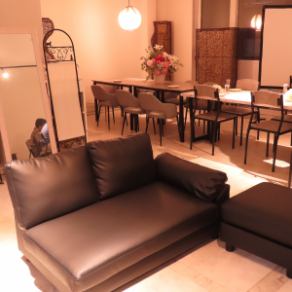 4명까지 착석 가능한 소파석입니다.