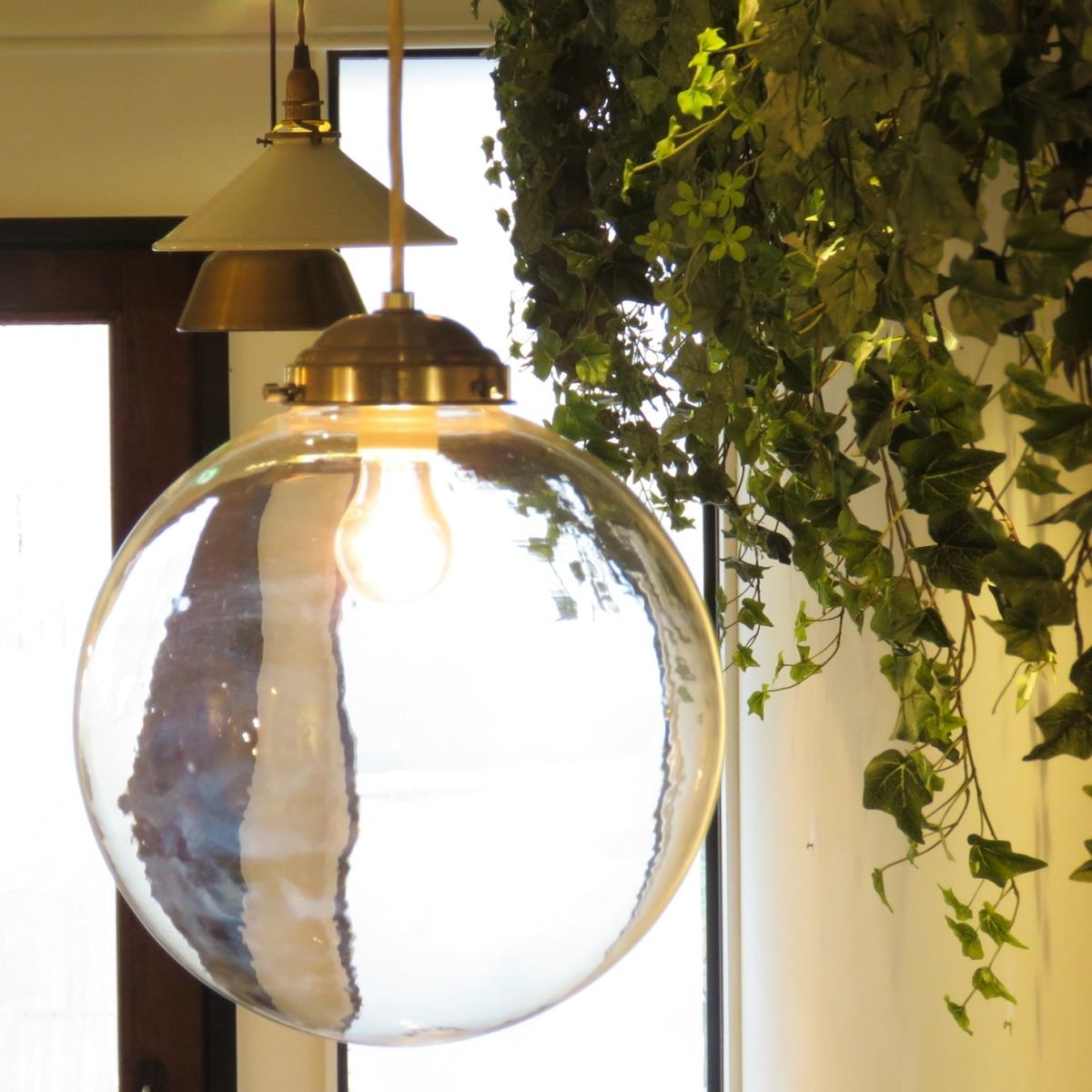 室內裝潢,包括燈光和植物,是一個令人心曠神怡的美妙空間。