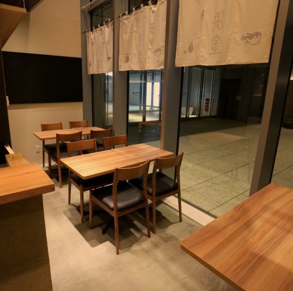 テーブル席4名×3、掘りごたつ席6名もご用意★
