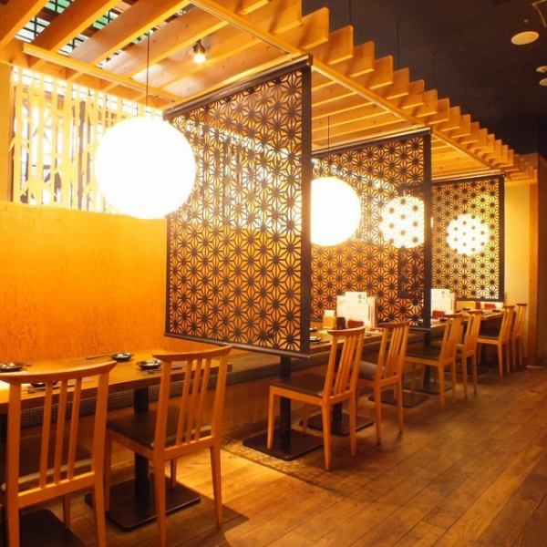 The modern interior based on Japanese style can be used for various situations ranging from business scenes such as entertainment and banquets to family trips, private friends and others.Please spend your time with the important person in the store where "nostalgia" and "newness" are fused.
