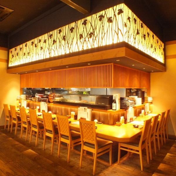 Counter where you can see kitchen of open kitchen.A counter seat where you can enjoy conversation with the staff is recommended for one person or for a date ♪ Inside the shop where soft light illuminates is a casual space where the warmth of the tree is healed.