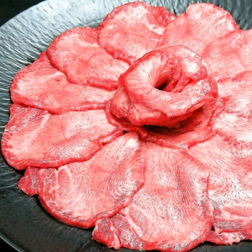 【厳選牛】目利きの店主が仕入れる素材はどれも一級品です。