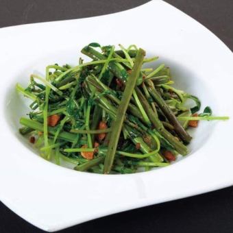 Stir-fried water spinach and bean sprouts