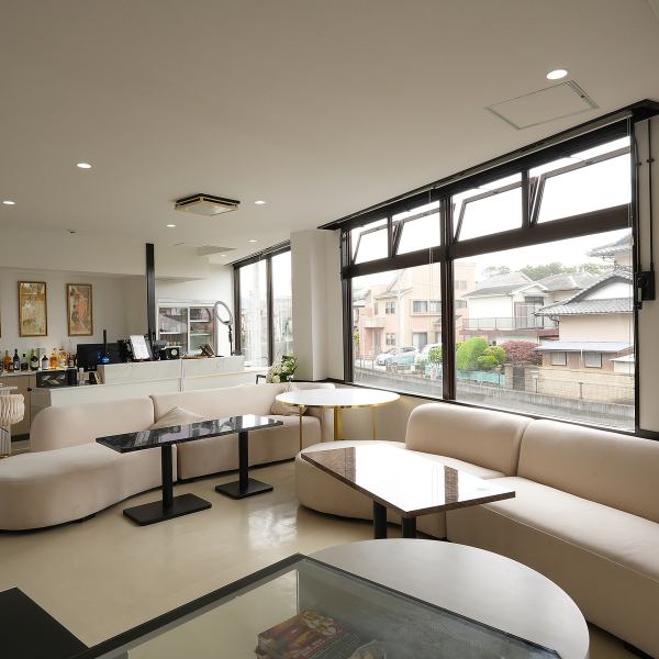 【◇ラグジュアリーな空間◇】屋内は、白を基調としたおしゃれな雰囲気の空間となっております。テーブル席だけでなく、大人数で座れるソファー席、さらにはお酒が並ぶバーカウンタースタイルの空間もございます♪夜には天井をオーロラライトアップも可能です。プロジェクターやスクリーンなどの設備面も◎