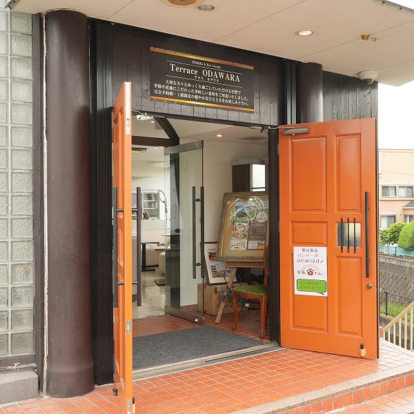 【◇シーン利用にぴったり！◇】大人数のパーティー大歓迎♪誕生日や記念日にもぴったりな、サプライズデザートプレートのご用意も可能です。その他お誕生日会、推し活、卒業入学祝いなどなどにもぴったり！20名様以上の場合は、ご予算に応じたご用意可能です。ご利用時にお得なクーポンも多数掲載しております！