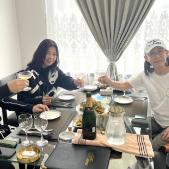 【小团体包场，不含烧烤】2 小时私人包场，包含无限畅饮、六道菜牛排和砂锅饭套餐，全部由我们的主厨精心烹制。