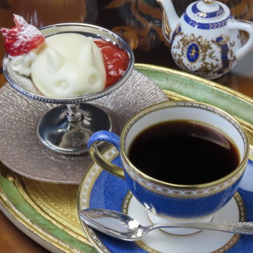 自家製焼き菓子の付き。バリスタが淹れるハンドドリップ珈琲