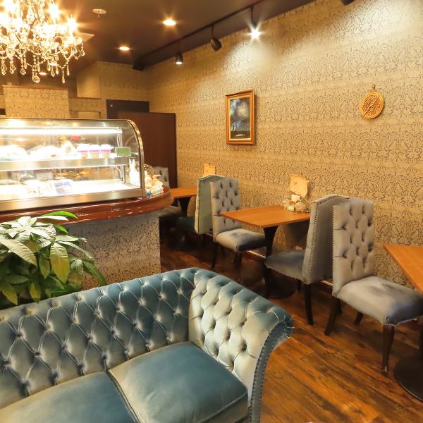 店内に一歩足を踏み入れると、そこはうさぎたちがもてなす癒やしの森。アンティーク調のテーブルや、座り心地を追求したベルベットのソファーが、落ち着いた大人の空間を演出します。お一人様で本を読んだり、大切な方と語らったり。長く座っても疲れにくいお席で、穏やかな時間をお過ごしいただけます。