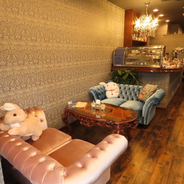 お客様に提供するカップ&ソーサーは、店主が厳選した可愛らしく洗練されたデザインのものばかり。バリスタが淹れる本格的なドリンクを、目でも楽しみながら味わっていただけます。店内の世界観と調和する美しい器たちが、あなたのカフェタイムをより一層華やかで特別なものへと変えてくれます。