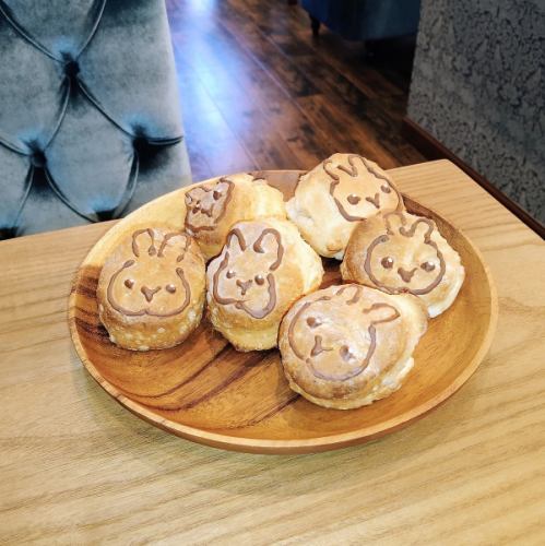 ふっくらうさぎスコーン(クロテッドクリーム&ジャム)