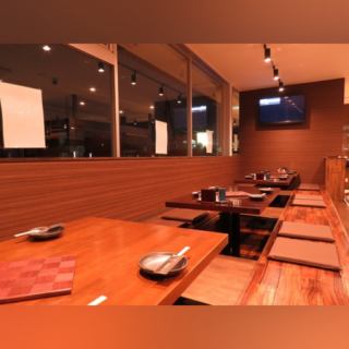 다리를 늘릴 수 있는 파고다츠석에서 휴식의 한때를.파고타츠석의 연회는 최대 38명까지 수용 가능!