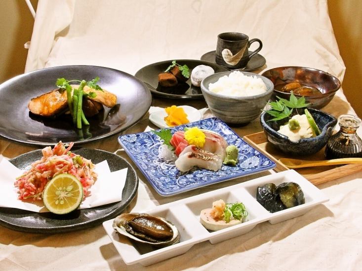 日々仕入れる、新鮮かつ豊富な魚介を使ったメニューが店のウリ。