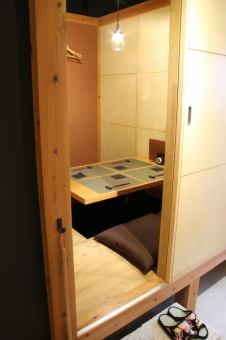 4名様用のお席です。女子会やママ会も当店にお任せください!個室なので安心して黒毛ます!