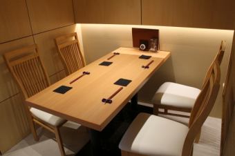 4名様用のお席です。気の合う仲間と楽しい時をお過ごしください。