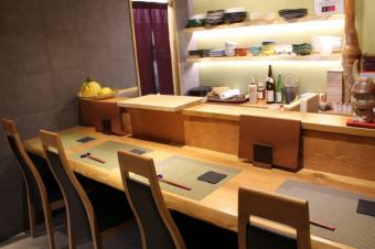 1人でも気軽に利用できるカウンター席。ちょっと飲みたいなという気分の時にも入りやすいです。