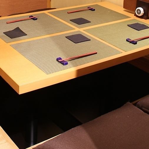 4名まで座れる掘りごたつ個室。ここはくつろげる。酒も肴も種類が多いので、飽きずにゆっくりと楽しめる。個室はつなげれば最大18名まで可能です。各種宴会にどうぞ◎