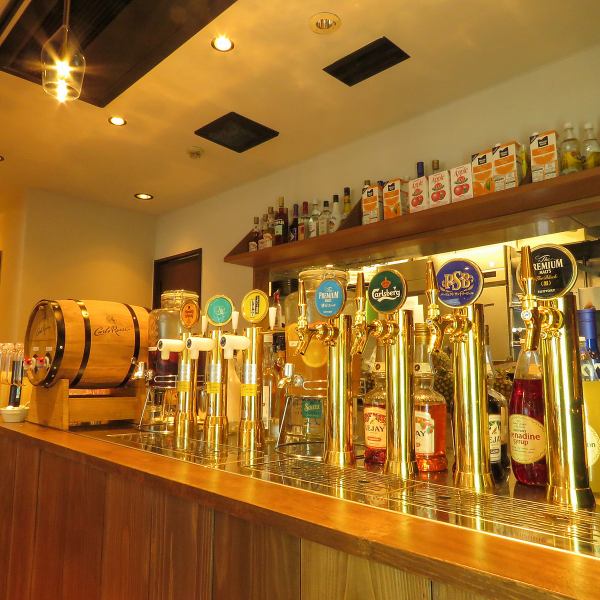 ◆您可以在我們的4種生啤酒服務器和時尚的吧台上倒出100多種您最喜歡的飲料。提供由衷的驚喜。