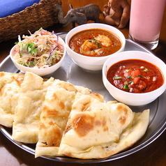 [Deluxe set] Two types of curry, naan or rice, salad, and soft drink included!