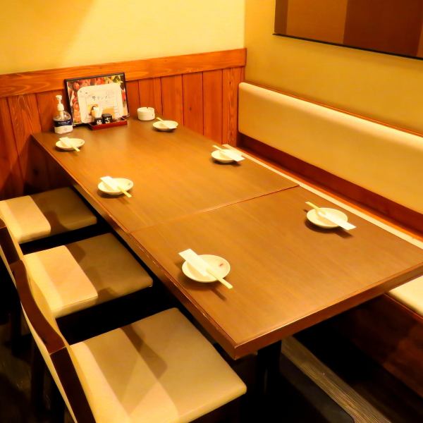 Very easy to use for small gatherings.It's a bird-built building right next to the lively and lively Okaido. ★ There are table seats on the 1st floor that can accommodate a wide range of people, including 2, 4, 6, 8, and 12 people.While watching the scene of roasting our proud yakitori at the counter, relax in the digging private room ... Please use it in various situations.