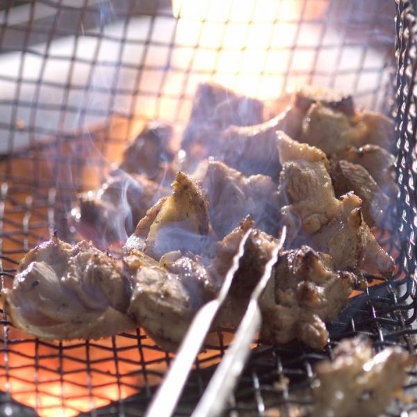 Bake vigorously with a net! [Torizo specialty! Charcoal-grilled domestic chicken]