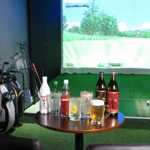 喝酒时打高尔夫球也可以！